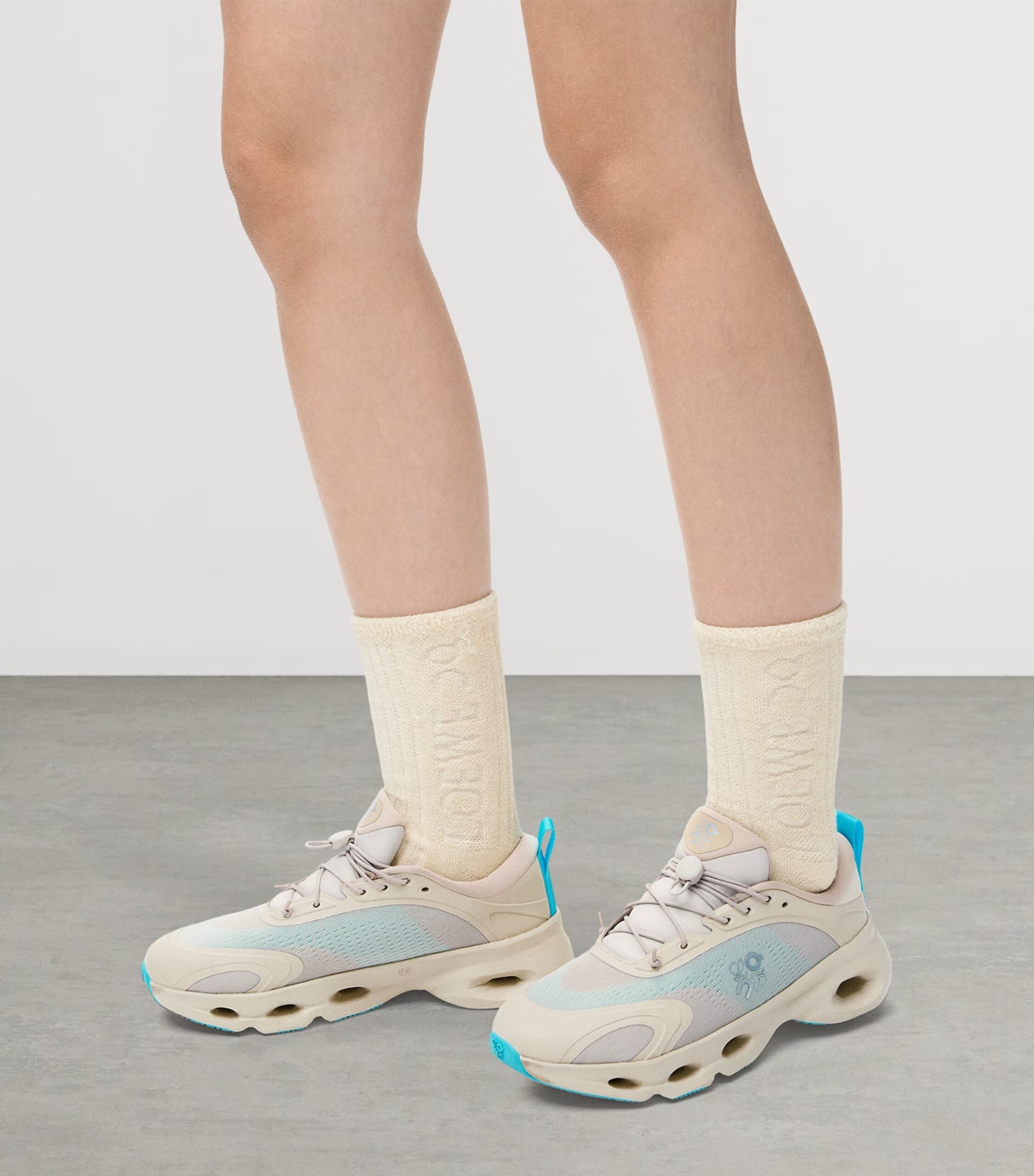ON Running Cloudsolo LOEWE Sand | Turquoise 鈥?Sand | Turquoise